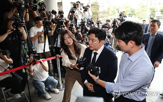 방시혁 하이브 의장, 14시간 경찰 조사 후 귀가…질문에 