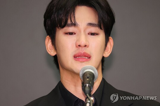 김수현, 미성년 시절 교제 의혹 재차 부인… 광고주 손배소 첫 재판 11월 개시