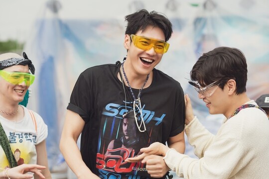 퍼스트 라이드, 개봉 첫 주말 박스오피스 1위 등극