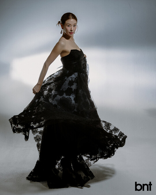 배우 예지원, 영화 피렌체로 완성한 품격 화보와 수상 소감