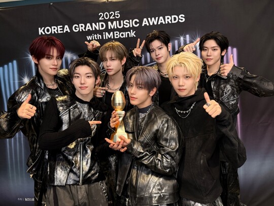 클로즈 유어 아이즈, KGMA 신인상 5관왕 달성