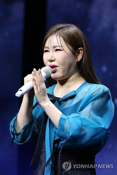 송가인, 기획사 미등록 논란 종결…대표만 검찰 송치