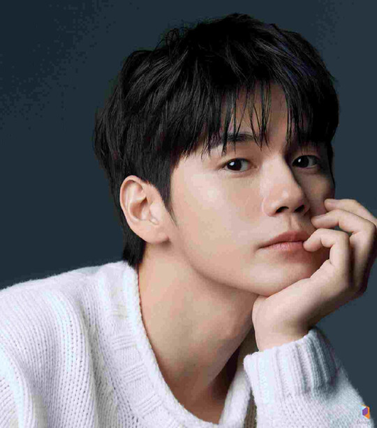 옹성우, 소속사 논란속 판타지오와 재계약 체결