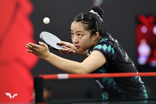 신유빈, 일본 선수와 국경 넘어 4강행