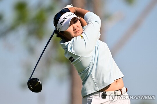유해란, LPGA 월드챔피언십 개막전 선두 질주