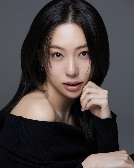 이진이, 큐브엔터와 전속계약 체결