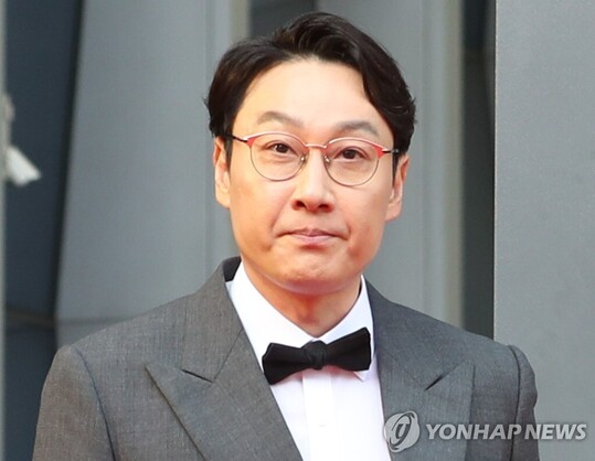 이휘재, 4년 만의 복귀 현장서 취재진 피해 입성