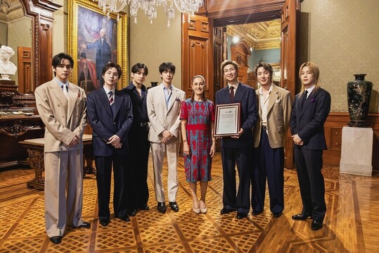 방탄소년단, 멕시코 대통령궁 방문 및 기념패 수여